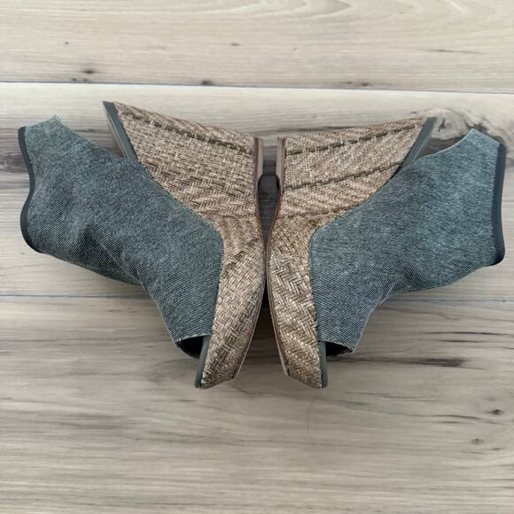 Stuart Weitzman Glover Stretch Wedge Sandal - Picture 2 of 8